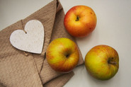 Apples on napkin; Photo by StockSnap, Agnieszka Bladzik