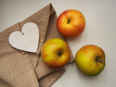 Apples on napkin; Photo by StockSnap, Agnieszka Bladzik