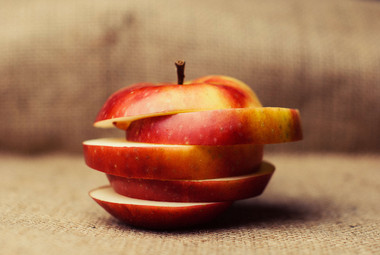 Stacked apple pieces; Photo by StockSnap, Krzysztof Puszczyn